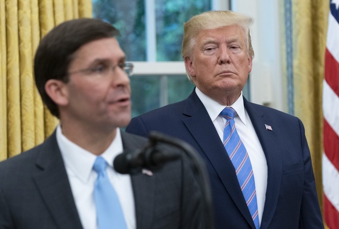 Ông Trump trăn trở suốt nhiều ngày về chiến dịch của Thổ Nhĩ Kỳ tại Syria Tổng thống Mỹ Donald Trump và Bộ trưởng Quốc phòng Mark Esper. Ảnh: Bloomberg