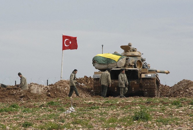 Thổ Nhĩ Kỳ nói sẽ sớm tiến vào Syria, thúc giục người Kurd tháo chạy Xe tăng Thổ Nhĩ Kỳ ở biên giới với Syria. Ảnh: Reuters