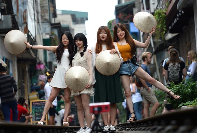 Báo nước ngoài đưa tin phố cà phê đường tàu Phùng Hưng bị ‘xoá sổ’ Phố đường tàu được coi là điểm đến thu hút khách du lịch nước ngoài. Ảnh: CNN