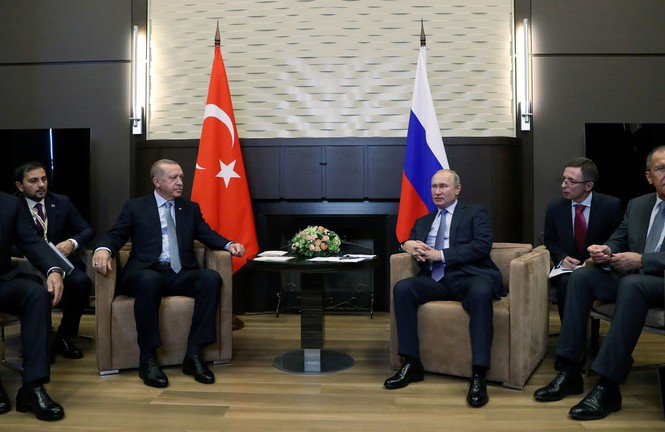 Gạt Mỹ sang một bên, Nga - Thổ Nhĩ Kỳ đạt thỏa thuận quan trọng về Syria Tổng thống Nga Putin và Tổng thống Thổ Nhĩ Kỳ Erdogan (giữa). Ảnh: Reuters