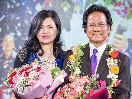 Chế Linh: 'Tôi và vợ không bao giờ cãi cọ' Chế Linh bên bà xã Vương Nga trong sinh nhật ông hồi tháng 4. Ảnh: LC.