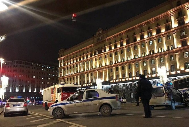 Xả súng đúng giờ tan tầm gần Điện Kremlin, 6 người thương vong Hiện trường vụ xả súng. Ảnh: Tass