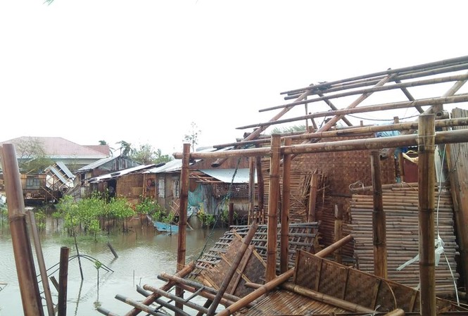 Bão Ursula tàn phá Philippines: Thương vong tăng mạnh, 41 người mất mạng Bão Ursula khiến nhiều căn nhà bị hư hại. Ảnh: Twitter
