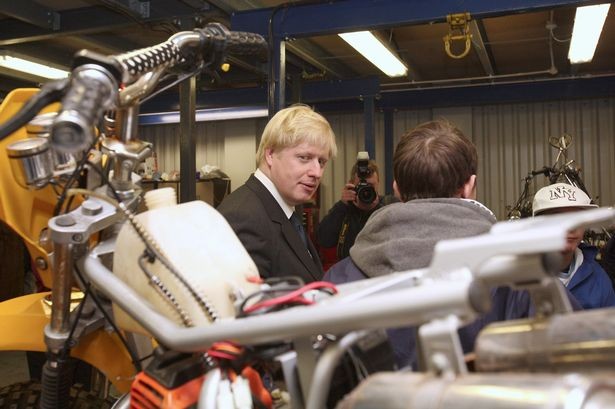 Bạn gái tặng Thủ tướng Anh xe máy cũ, giá hơn 30 triệu đồng Thủ tướng Anh Boris Johnson. Ảnh: REX