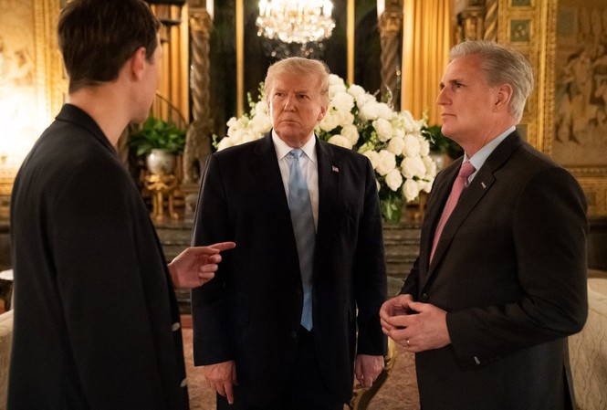 Ông Trump mở tiệc giữa lúc quân Mỹ triển khai chiến dịch ám sát tư lệnh Iran? Ông Trump dùng tiệc tối khi ở Iraq, quân đội Mỹ đang triển khai chiến dịch tiêu diệt Soleimani. Ảnh: Twitter