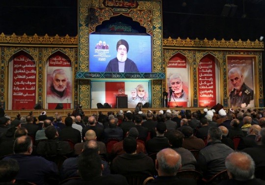 Lãnh đạo Hezbollah doạ cho lính Mỹ hồi hương trong quan tài Lãnh đạo Hezbollah, Sayyed Hassan Nasrallah, phát biểu qua màn hình trong sự kiện tưởng nhớ Qassem Soleimani, người đứng đầu Lực lượng Quds, đã thiệt mạng trong cuộc không kích tại sân bay Baghdad. Ảnh: Reuters