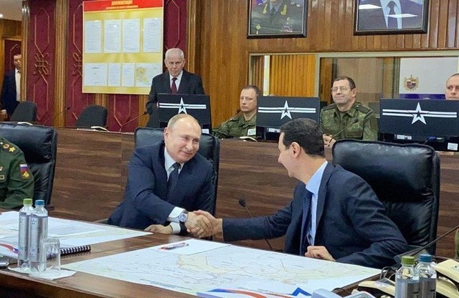 Tổng thống Putin bất ngờ thăm ‘chảo lửa’ Trung Đông, gặp Tổng thống Syria Tổng thống Putin bắt tay Tổng thống Assad trong cuộc gặp ngày 7/1. Ảnh: RT