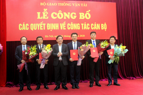Bộ Giao thông điều động, bổ nhiệm nhiều lãnh đạo Bộ trưởng Nguyễn Văn Thể trao quyết định và chúc mừng các cán bộ được điều động, bổ nhiệm.