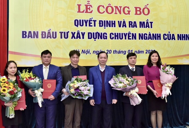 Nhân sự mới Ngân hàng Nhà nước, Tổng cục Thuế Phó Thống đốc Ngân hàng Nhà nước Đào Minh Tú trao quyết định và chúc mừng các cán bộ được bổ nhiệm.