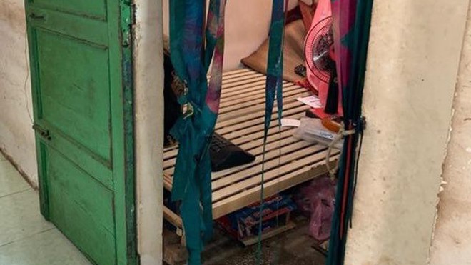 Bắt người chồng chích điện vào cổ vợ vì không đưa tiền trả nợ Hiện trường vụ án. Ảnh: CTV