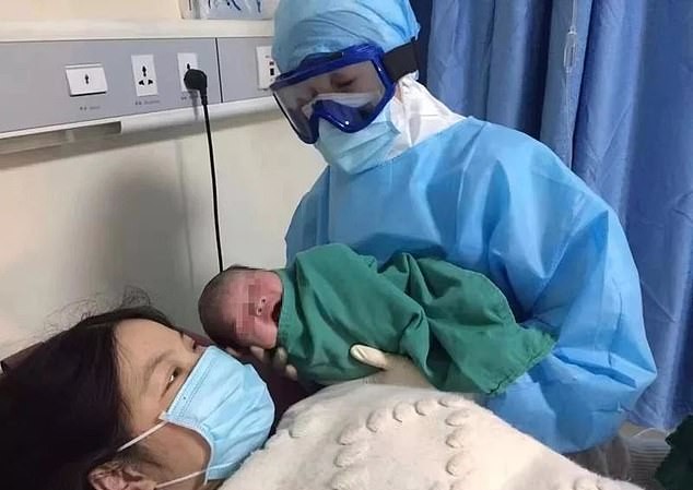 Bé sơ sinh vừa chào đời đã dương tính với virus corona Bé sơ sinh và mẹ đều dương tính với virus corona. Ảnh: Daily Mail