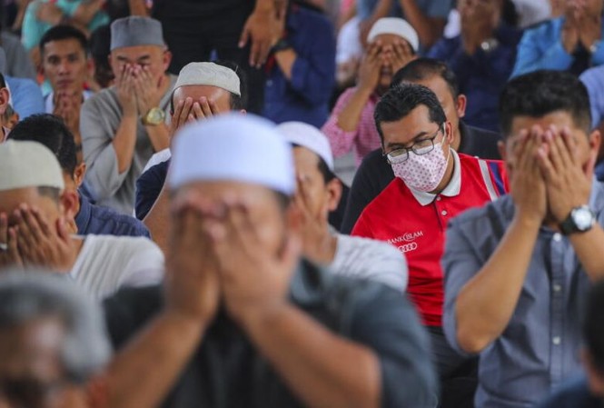 ‘Ác mộng’ Covid-19 lan ra 3 nước Đông Nam Á từ đền thờ ở Malaysia Một buổi cầu nguyện tại Kuala Lumpur ngày 13/3. Ảnh: EPA-EFE