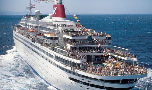 Cuba đồng ý đón tàu du lịch có khách nhiễm SARS-CoV-2 Tàu Braemar cập cảng Havana hồi năm 2008. Ảnh: AP