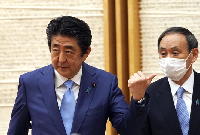 Thủ tướng Nhật Bản Shinzo Abe và toàn bộ Nội các từ chức Ông Shinzo Abe (trái) và ông Yoshihide Suga (phải). Ảnh: AP