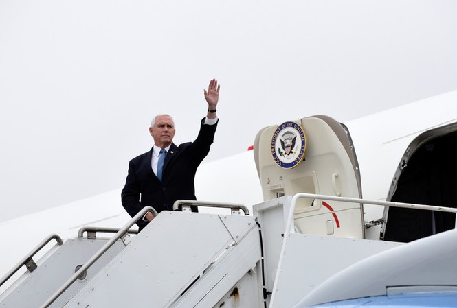 Chuyên cơ Phó Tổng thống Mỹ quay đầu vì đâm phải chim Ông Mike Pence trên chiếc Không lực Hai. Ảnh: Reuters