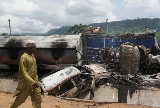 Nigeria: Xe bồn mất phanh, phát nổ giữa đường đoạt mạng 23 người Hiện trường vụ việc. Ảnh: Reuters