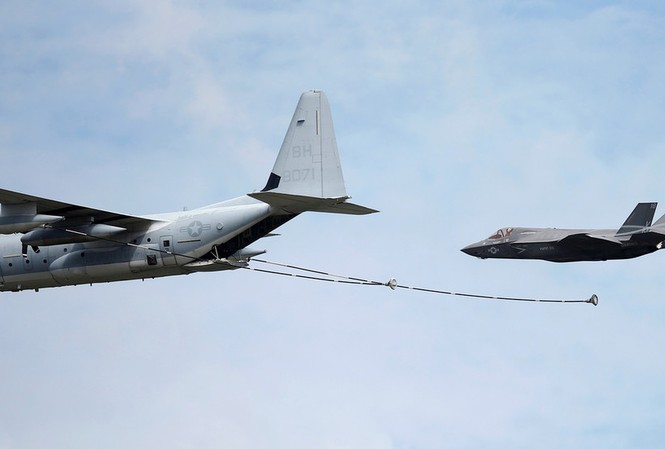 Chiến đấu cơ F-35B rơi sau khi va chạm lúc tiếp nhiên liệu trên không Ảnh tư liệu: KC-130J tiếp nhiên liệu cho F-35B trong buổi trình diễn ở Anh. Ảnh: Reuters