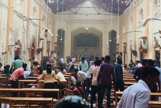 Ít nhất 192 người thiệt mạng trong 8 vụ đánh bom ở Sri Lanka Một nhà thờ ở Colombo bị đánh bom sáng nay. Ảnh: Indianexpress.