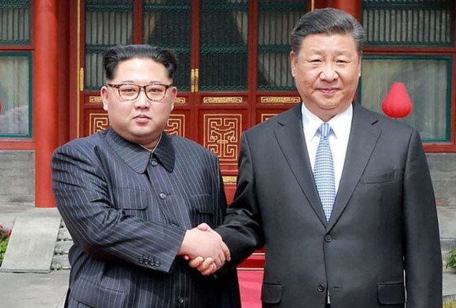 Chủ tịch Trung Quốc Tập Cận Bình sắp thăm Triều Tiên Lãnh đạo Triều Tiên Kim Jong Un bắt tay Chủ tịch Trung Quốc Tập Cận Bình trong chuyến công du Bắc Kinh hồi tháng 3/2018. Ảnh: SCMP