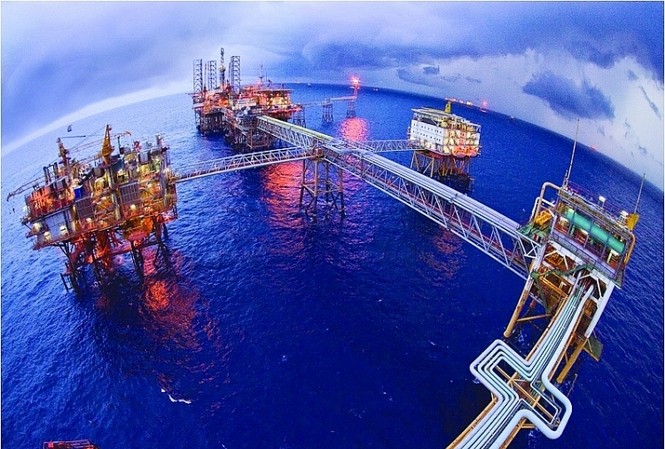 Tàu nước ngoài được làm gì trong vùng đặc quyền kinh tế quốc gia khác? Mỏ Bạch Hổ. Ảnh: PetroVietnam.