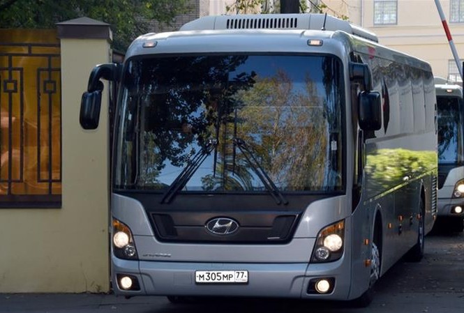 Nga, Ukraine trao đổi tù nhân lần đầu kể từ năm 2017 Xe cảnh sát hộ tống 2 xe buýt rời nhà tù Lefortovo ở thủ đô Mátxcơva. Nguồn: Al Jazeera.
