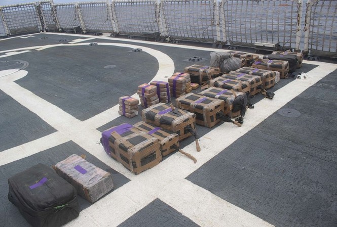 Tàu ngầm ở Thái Bình Dương chứa 5,4 tấn cocaine Một phần cocaine trong tàu ngầm được đưa lên boong tàu tuần tra Valiant. Ảnh: US Coast Guard.