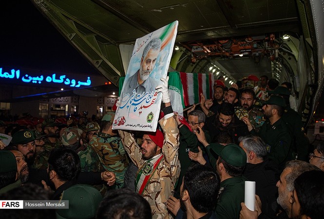 Tính chính đáng của việc không kích ám sát tướng Iran bị nghi ngờ Ảnh tư lệnh Qassem Soleimani cùng quan tài chứa thi thể ông tại sân bay quốc tế Ahvaz của Iran. Ảnh: FARS.