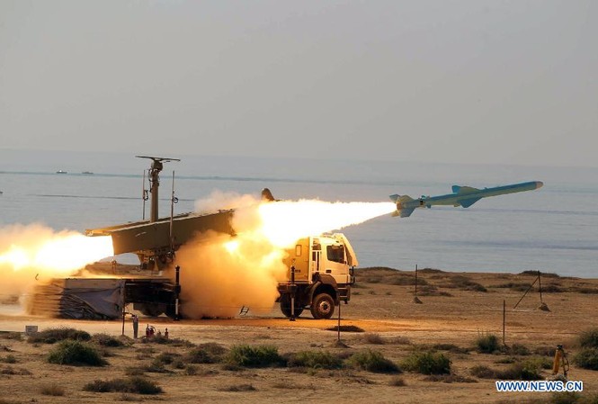 Các 'tử huyệt' Mỹ mà Iran có thể tấn công trả đũa Iran phóng tên lửa trong một buổi tập trận. Ảnh: Stinger.