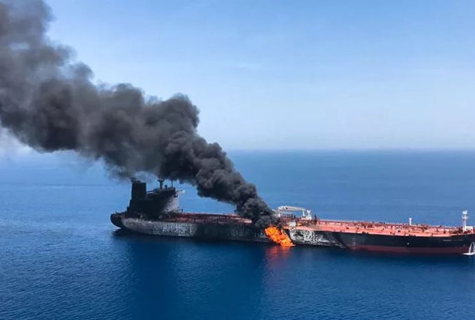 Nguy cơ Mỹ-Iran tính toán sai dẫn tới chiến tranh tổng lực Tàu chở dầu Front Altair của Na Uy bị tấn công trên vịnh Oman ngày 13/6/2019. Mỹ cáo buộc Iran thực hiện vụ đánh bom. Ảnh: Getty Images.