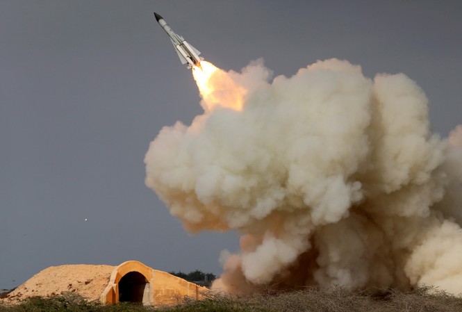 Lầu Năm Góc: Iran phóng nhiều tên lửa đạn đạo vào các căn cứ quân sự Mỹ Tên lửa S-200 được bắn đi từ Iran trong một cuộc diễn tập. Ảnh: ISNA.