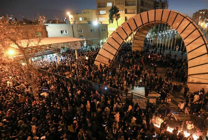 Biểu tình chống chính phủ bùng phát, Iran bắt Đại sứ Anh Biểu tình chống chính phủ ở Iran. Ảnh: Getty.