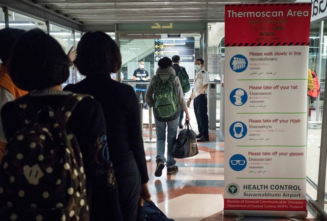 Thái Lan phát hiện ca nhiễm coronavirus mới đầu tiên Sân bay Suvarnabumi ở Bangkok, Thái Lan quét thân nhiệt hành khách đến từ Vũ Hán, Trung Quốc (ảnh chụp ngày 8/1). Ảnh: Getty Images.