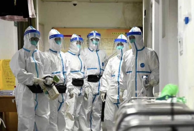 Coronavirus mới lây sang Singapore, Trung Quốc đóng cửa 3 thành phố Các nhân viên y tế ở bệnh viện Vũ Hán mặc đồ bảo hộ kín mít sau khi 15 đồng nghiệp nhiễm coronavirus mới. Ảnh: China Daily.