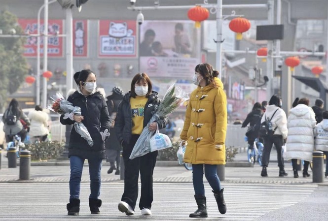 Vì coronavirus mới, Trung Quốc ngừng tour đoàn toàn quốc, huỷ cấp giấy hôn thú Người đi trên phố ở Vũ Hán đeo khẩu trang để phòng lây nhiễm coronavirus mới. Ảnh: China Daily.