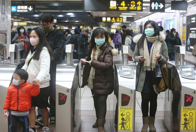 Gần 6.000 người nhiễm coronavirus mới, 132 ca tử vong Hành khách tàu điện ngầm ở Đài Loan ngày 28/1 đeo khẩu trang để phòng lây nhiễm coronavirus mới. Ảnh: AP.
