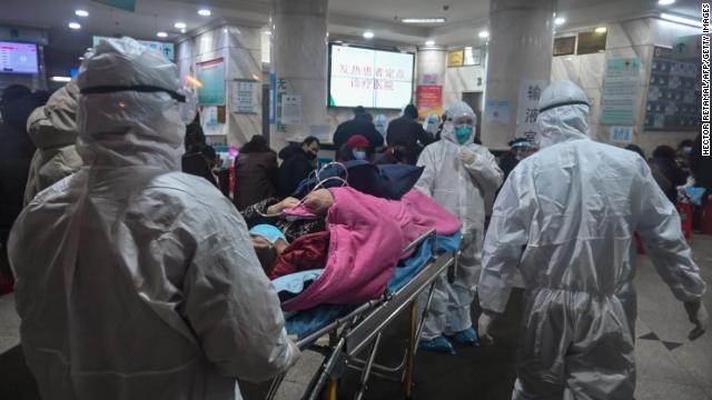 Mỹ nâng khuyến cáo đi lại lên mức cao nhất: Không tới Trung Quốc Nhân vân y tế đưa bệnh nhân vào Bệnh viện Chữ thập đỏ Vũ Hán. Ảnh: Getty.