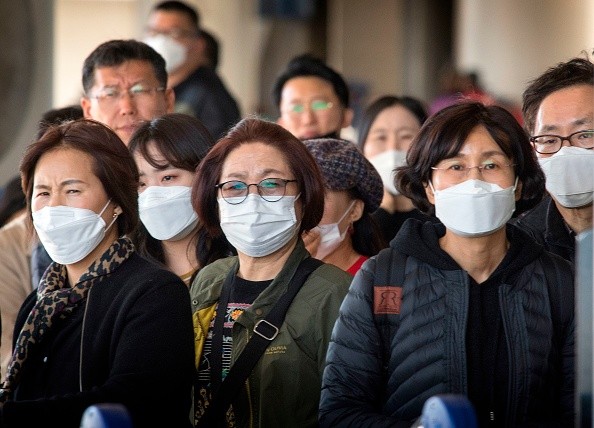 Kết quả nghiên cứu mới nhất: Virus corona có thể lây qua đường tiêu hóa Hành khách đến Los Angeles, Mỹ hôm 29/2 đều đeo khẩu trang phòng coronavirus mới. Ảnh: Getty.