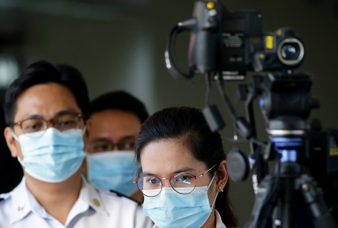 Ca nhiễm virus corona tử vong đầu tiên bên ngoài Trung Quốc Nhân viên sân bay theo dõi máy quét thân nhiệt khi hành khách tới sân bay quốc tế Ninoy Aquino của Philippines. Ảnh: Getty.