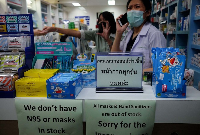 WHO: Thế giới thiếu đồ bảo hộ coronavirus Một hiệu thuốc ở Bangkok, Thái Lan thông báo hết khẩu trang. Ảnh: Getty.