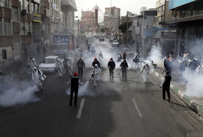 Iran có 1.178 ca nhiễm trong 1 ngày, Hong Kong buộc du khách đeo vòng giám sát Khử khuẩn phòng chống Covid-19 ở thủ đô Tehran của Iran ngày 13/3. Ảnh: AP.