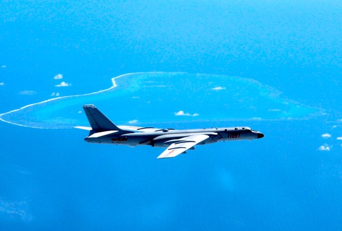Trung Quốc điều máy bay ném bom H-6K ra tuần tra trên biển Đông. Ảnh: Xinhua.