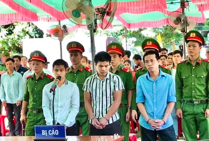 Chém chết bạn nhậu vì nghi 'cầm đồ thuốc độc', 3 thanh niên lĩnh án 46 năm tù Các bị cáo tại phiên tòa xét xử. Ảnh: M.Q