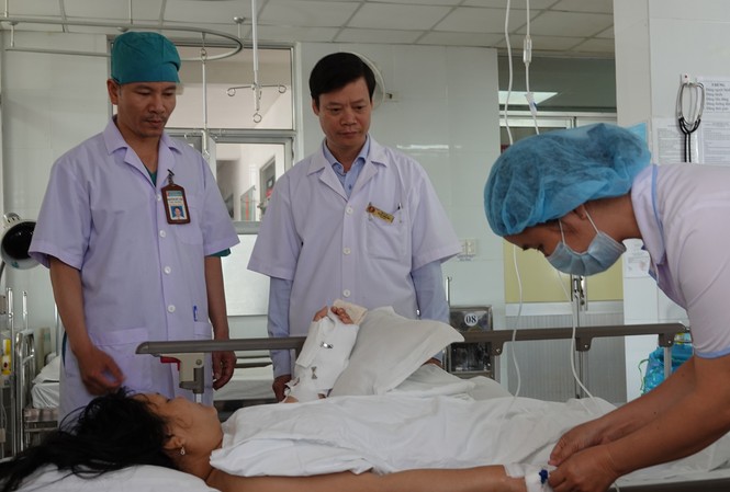 Chị bị chém đứt lìa cánh tay khi can hàng xóm truy sát em trai Các bác sĩ thăm khám, theo dõi sức khỏe của bệnh nhân.