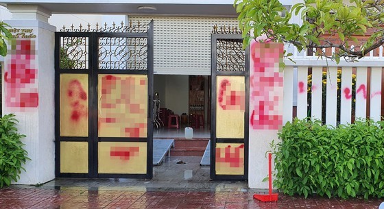 Nhà riêng của một giám thị trại giam bị tạt sơn, bôi bẩn Nhà riêng của giám thị trại giam bị tạt sơn, bôi bẩn.