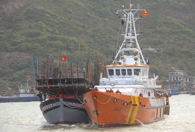 Đưa 40 thuyền viên gặp nạn ở vùng biển Hoàng Sa vào bờ an toàn Tàu bị nạn được lai dắt vào bờ. Ảnh: Trương Định