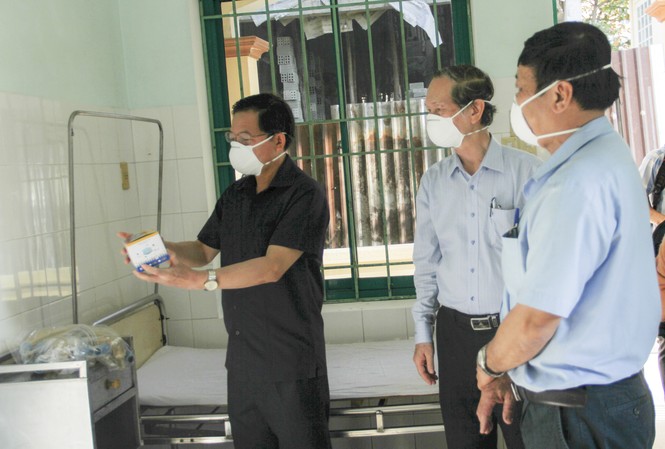 Bình Định tạm dừng tiếp nhận công dân Hàn Quốc qua làm việc Lãnh đạo UBND tỉnh Bình Định trong 1 lần đi kiểm tra công tác phòng chống dịch Covid-19 tại Bệnh viện Đa khoa tỉnh. Ảnh: Trương Định