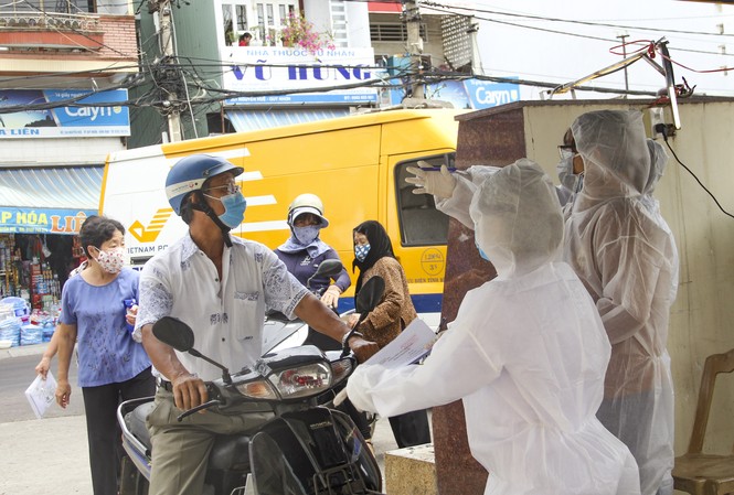 Bình Định xử phạt người không đeo khẩu trang nơi công cộng Công tác kiểm soát phòng chống dịch COVID-19 tại các cơ sở y tế. Ảnh: Trương Định