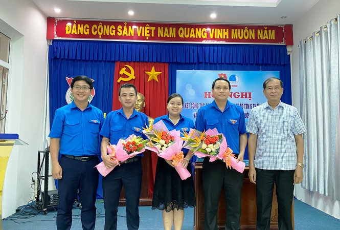 Anh Hà Duy Trung được bầu giữ chức Bí thư Tỉnh đoàn Bình Định Anh Hà Duy Trung (thứ 2 từ phải sang) được bầu giữ chức Bí thư Tỉnh Đoàn Bình Định.