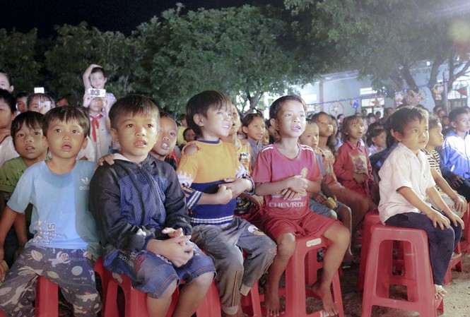 Hơn 500 em thiếu nhi xã khó khăn phá cỗ trong 'đêm hội trăng rằm' Hơn 500 em thiếu nhi rạng rỡ "đêm hội trăng rằm".