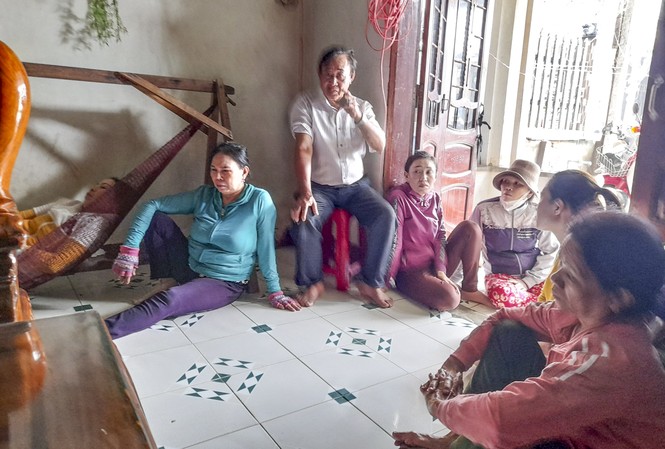 Cứu được 3 ngư dân trên tàu cá Bình Định bị chìm trên đường chạy bão Người thân, hàng xóm đến hỏi thăm về tình hình của thuyền viên Trương Văn Sinh. Ảnh: Trương Định